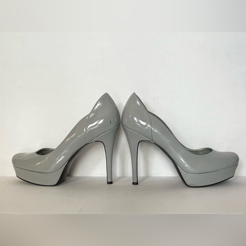 GUESS grey patent leather platform pumps size 8.5